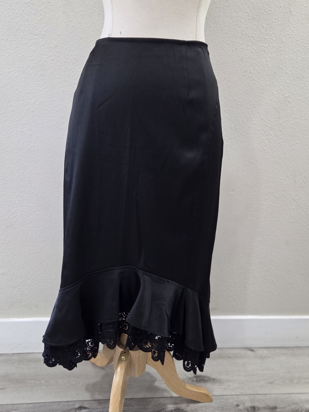Elegant Black Midi Skirt with Lace Trim